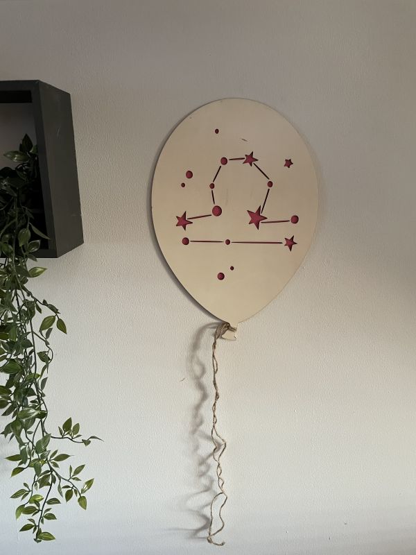 Balonek na zeď-dívka řezané z březové překližky jklaser-design