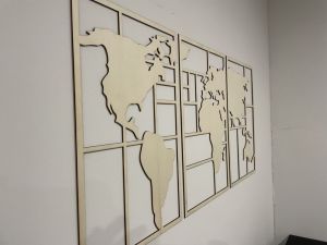 Dřevěná mapa světa na stěnu jklaser-design