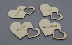 Dřevěné jmenovky ke svatebnímu stolu