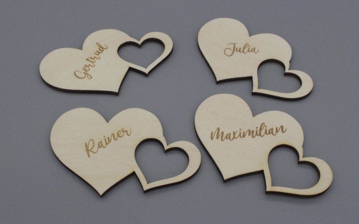 Dřevěné jmenovky ke svatebnímu stolu jklaser-design