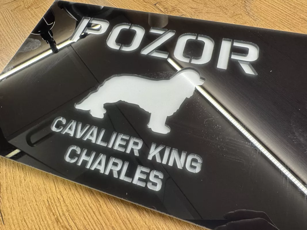 Cedulka pozor pes se siluetou jklaser-design