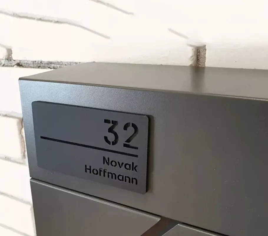 Jmenovky na schránku z černého plexiskla a a hliníkového plechu s dlouhou životností a elegantním designem Jmenovky na schránku z černého plexiskla a a hliníkového plechu s dlouhou životností a elegantním designem