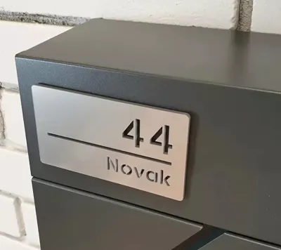 Jmenovky na schránku z černého plexiskla a a hliníkového plechu s dlouhou životností a elegantním designem Jmenovky na schránku z černého plexiskla a a hliníkového plechu s dlouhou životností a elegantním designem