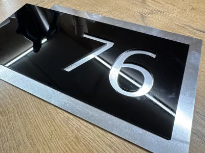 Odolné číslo popisné z černého plexiskla a a hliníkového plechu s dlouhou životností a elegantním designem