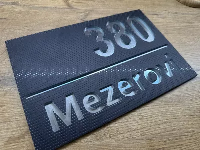 Odolné číslo popisné z matného plexiskla a zrcadlového plexiskla s dlouhou životností a elegantním designem