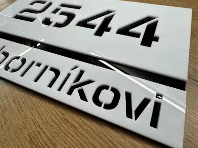 Odolné číslo popisné z matného plexiskla a zrcadlového plexiskla s dlouhou životností a elegantním designem