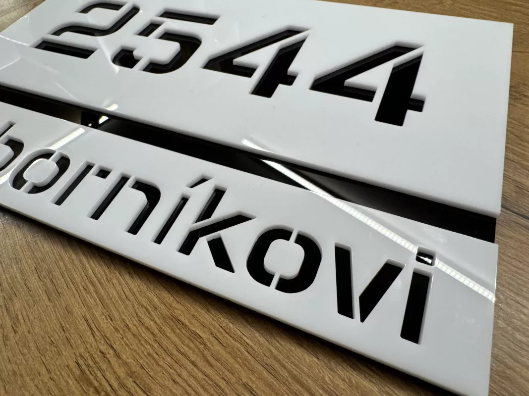 Odolné číslo popisné z matného plexiskla a zrcadlového plexiskla s dlouhou životností a elegantním designem