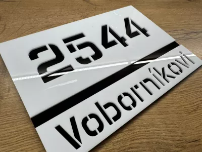 Odolné číslo popisné z matného plexiskla a zrcadlového plexiskla s dlouhou životností a elegantním designem