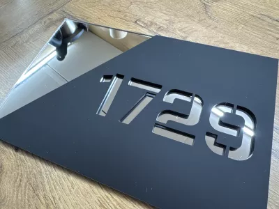 Odolné číslo popisné z matného plexiskla a zrcadlového plexiskla s dlouhou životností a elegantním designem jklaser-design
