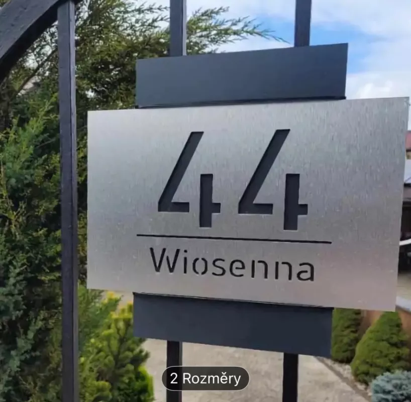 Odolné číslo popisné z černého plexiskla a a hliníkového plechu s dlouhou životností a elegantním designem